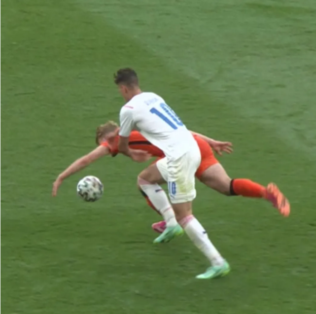 巴黎血洗丹麦，德利赫特高光表现的简单介绍