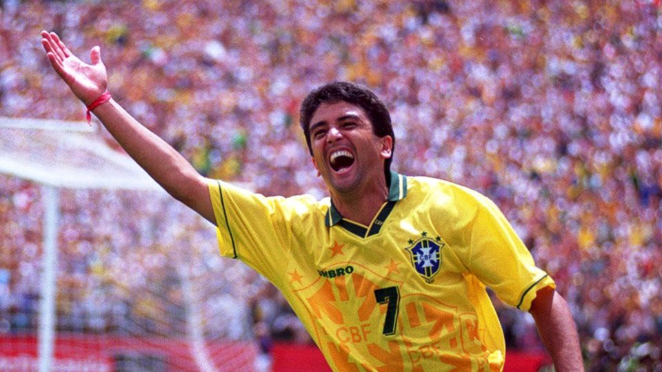 关于巴西大胜巴拉圭，提前锁定小组出线资格的信息