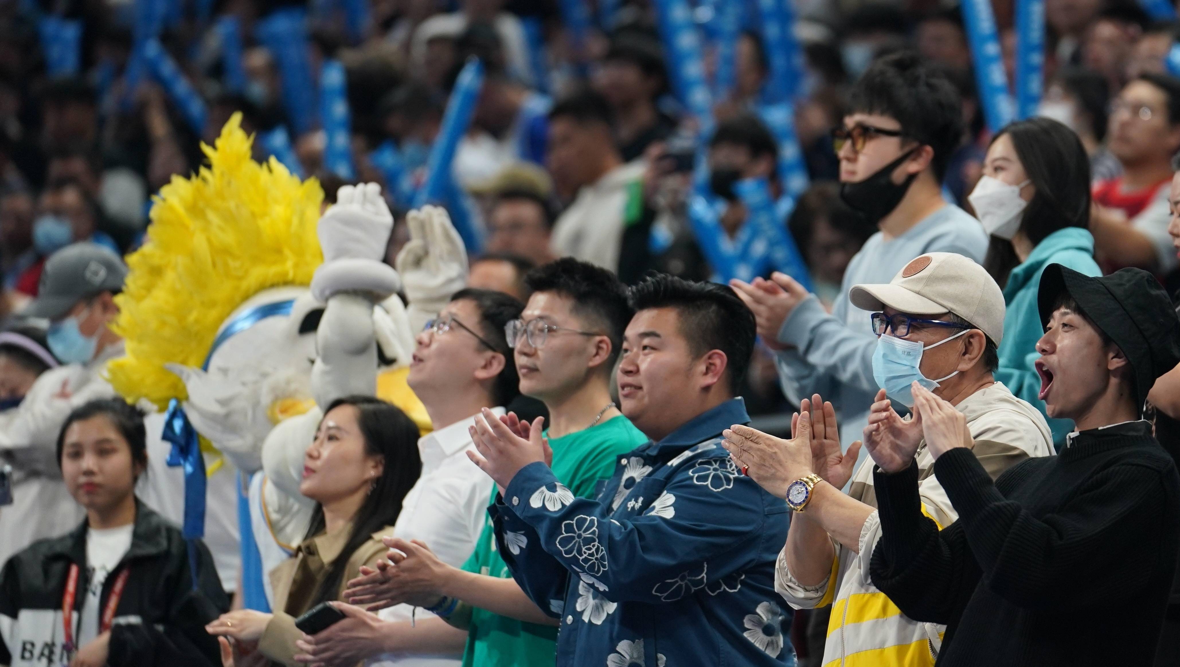 激烈角逐现场：球迷气氛火爆燃爆的简单介绍