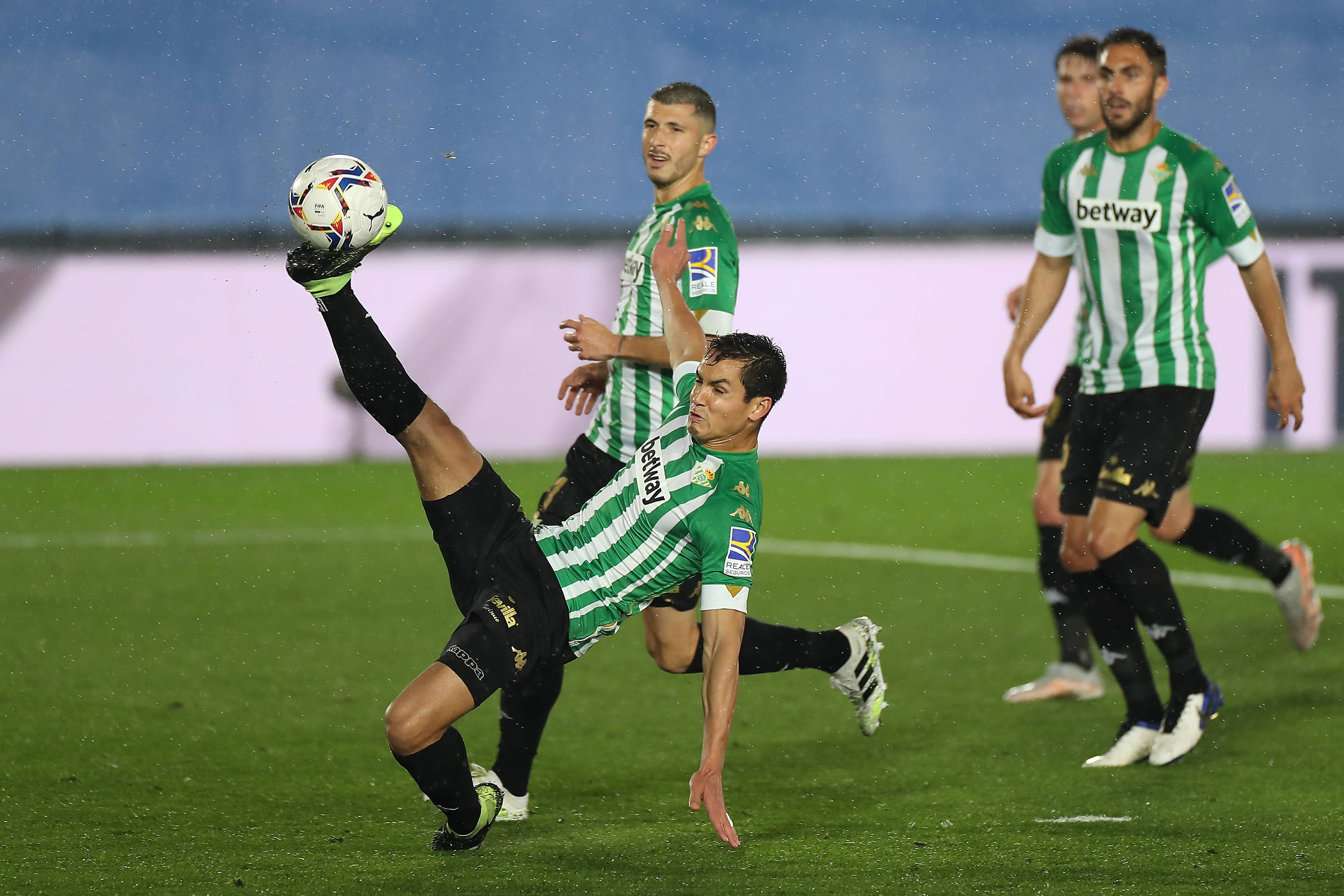 包含比利亚雷亚尔迎战埃瓦尔力争三分的词条