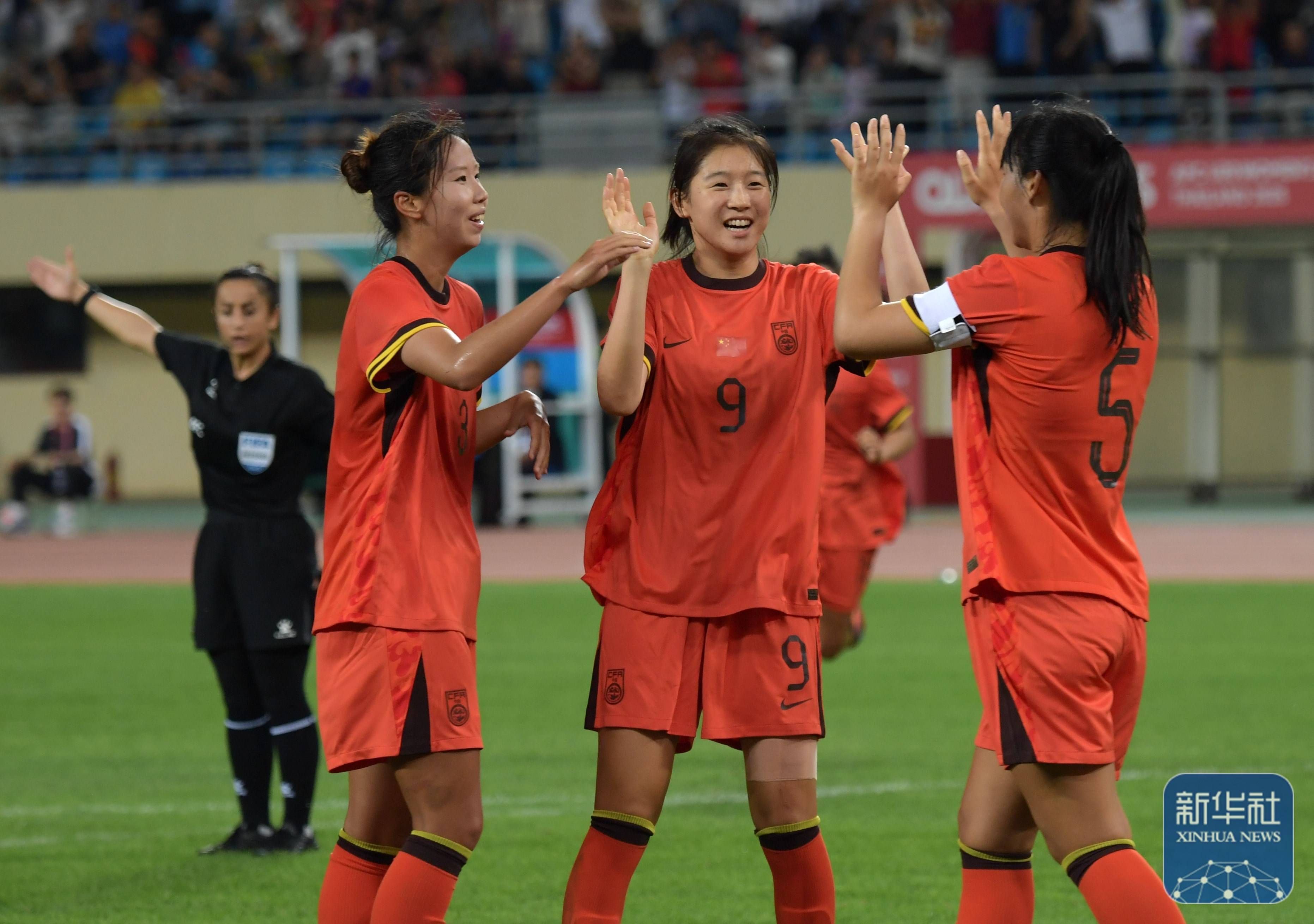 包含世界女子足球锦标赛上演激烈对抗，胜负悬念的词条