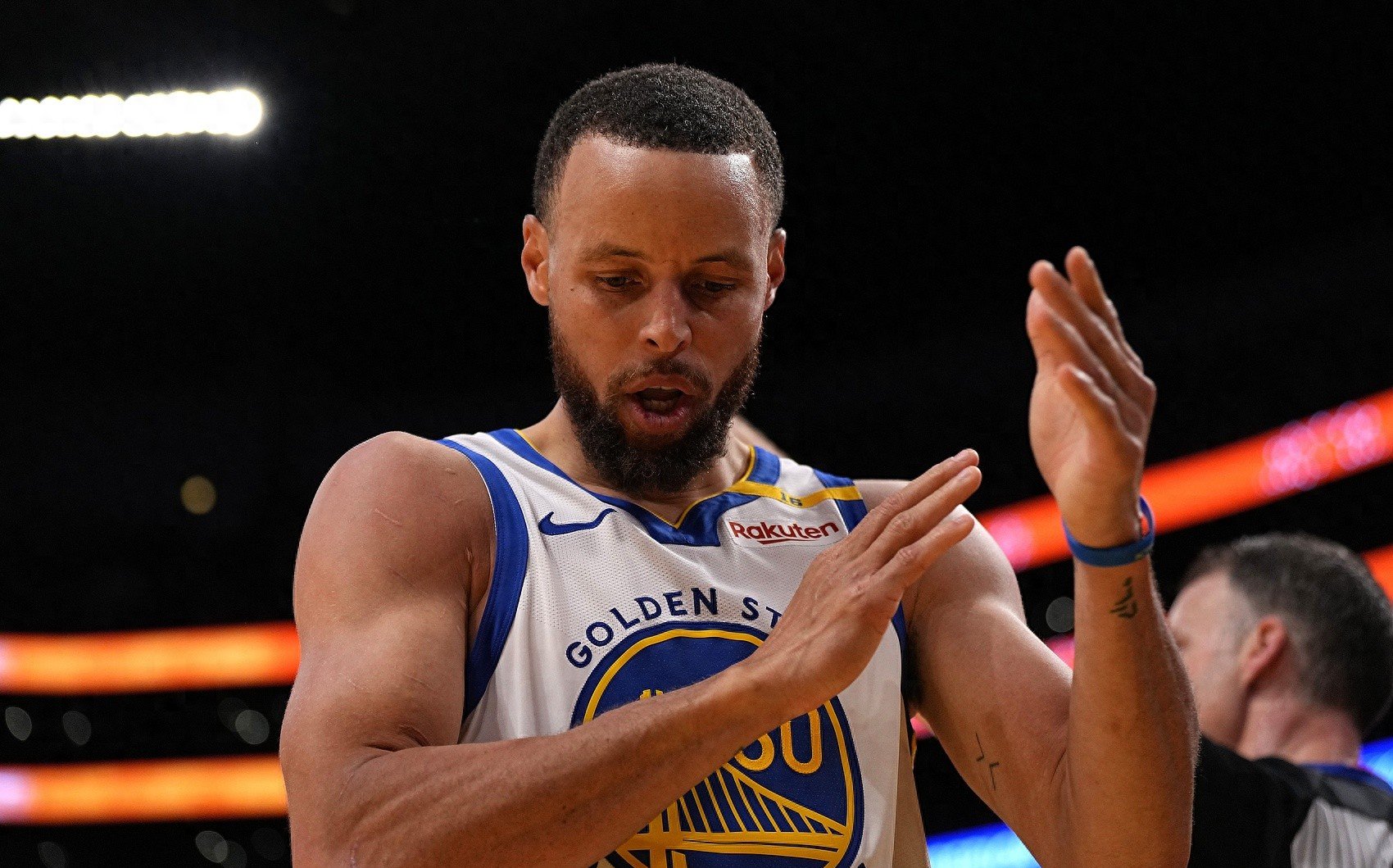 篮球巨星接受专访，分享比赛心得的简单介绍