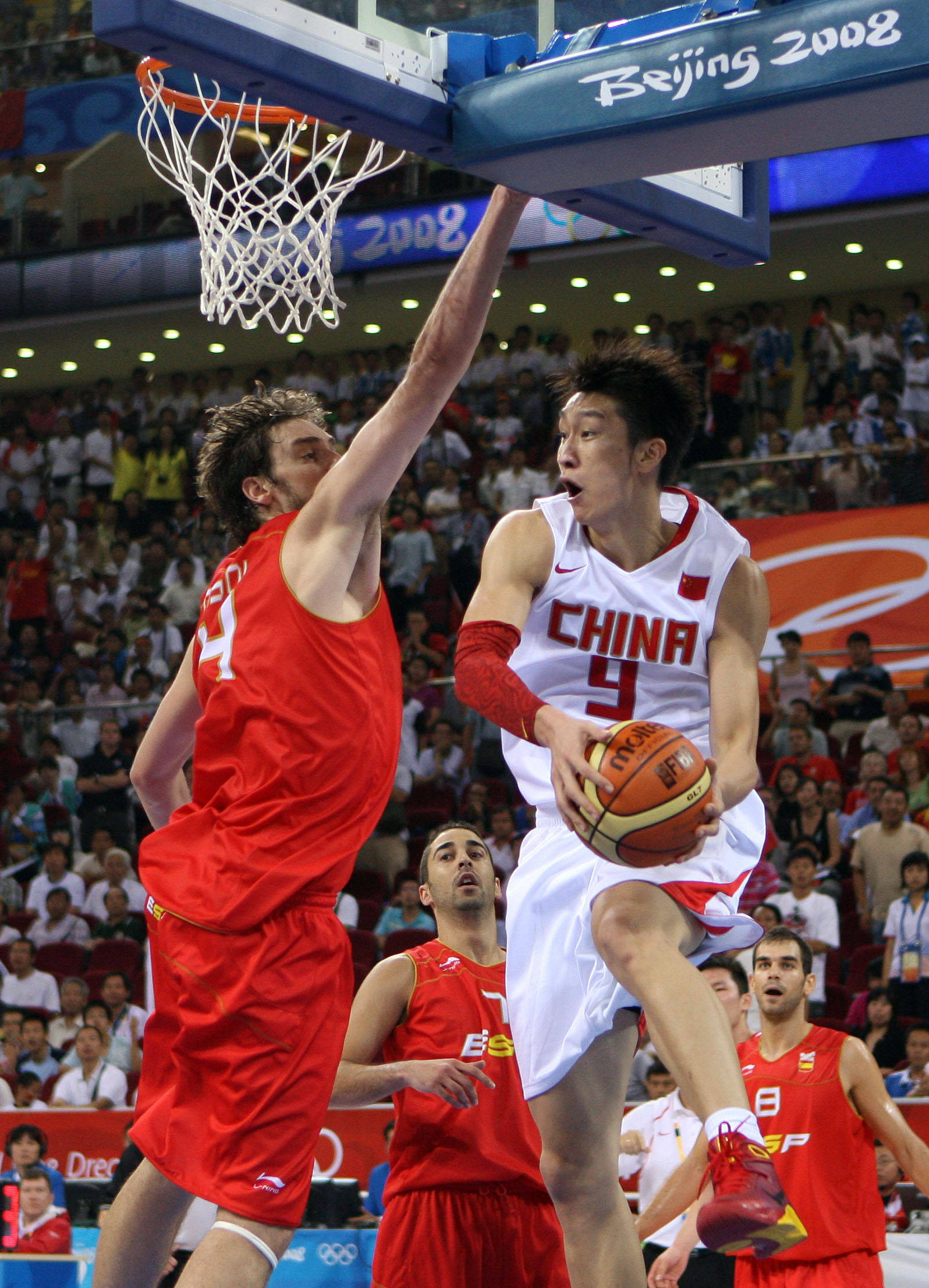 篮球巨星接受专访，分享比赛心得的简单介绍