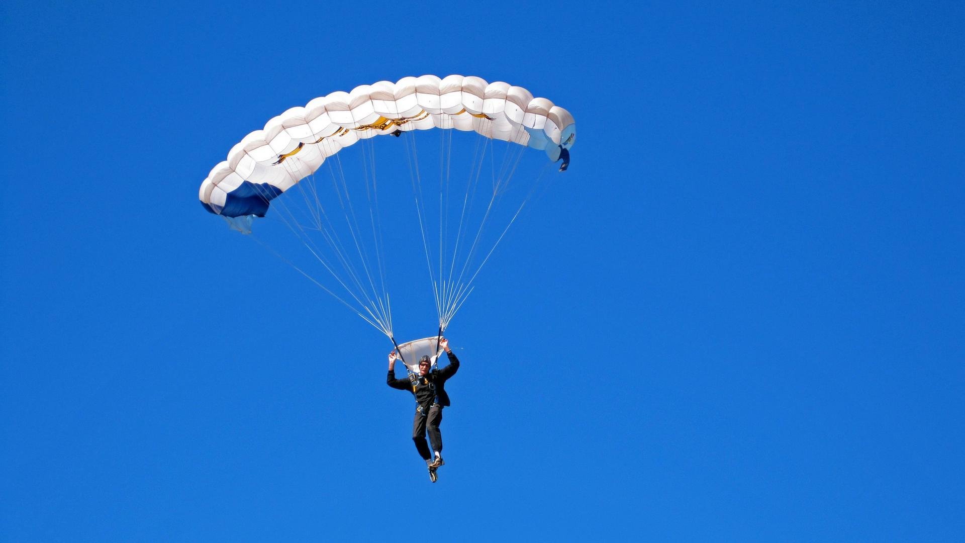 赛道与绿茵场的双重奏，F1揭幕战与墨西哥狂胜西班牙的激情碰撞