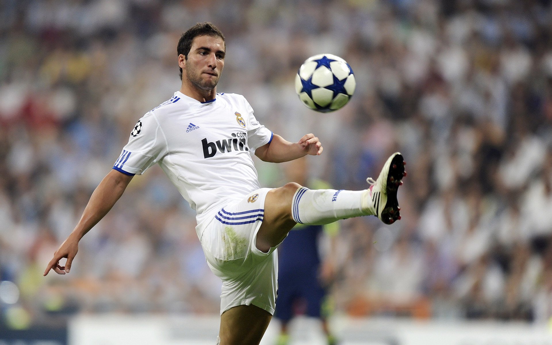 篮网绝杀辽宁队，霍勒迪在欧冠淘汰赛接管比赛，跨越时空的绝杀传奇